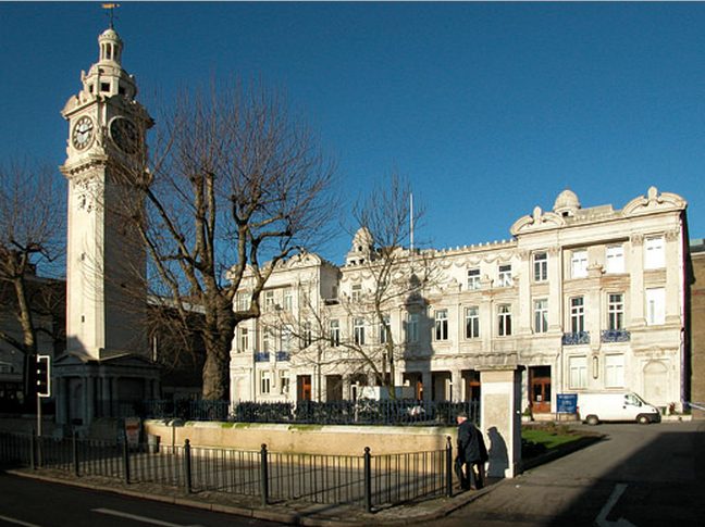 Queen Mary's College Logo