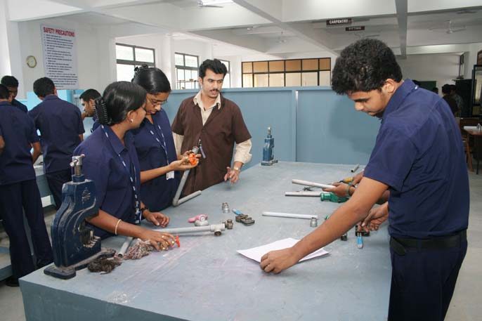 Heera College of Engineering and Technology - [HCET] Nedumangad Logo