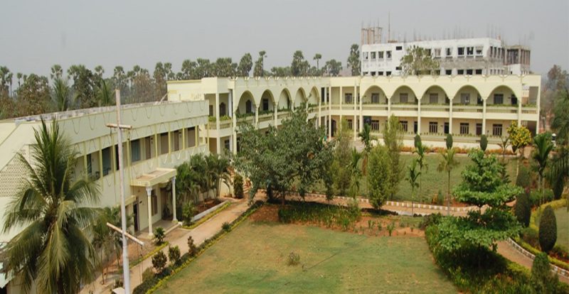 Praveenya Institute of Marine Engineering Logo