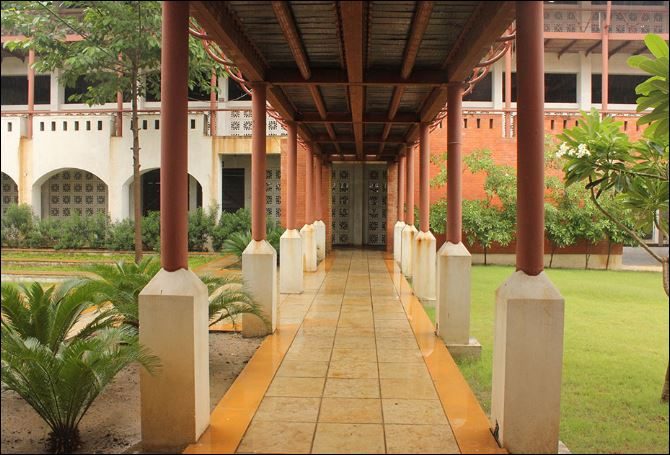 Priyadarshini Institute of Architecture and Design Studies- [PIADS] Logo